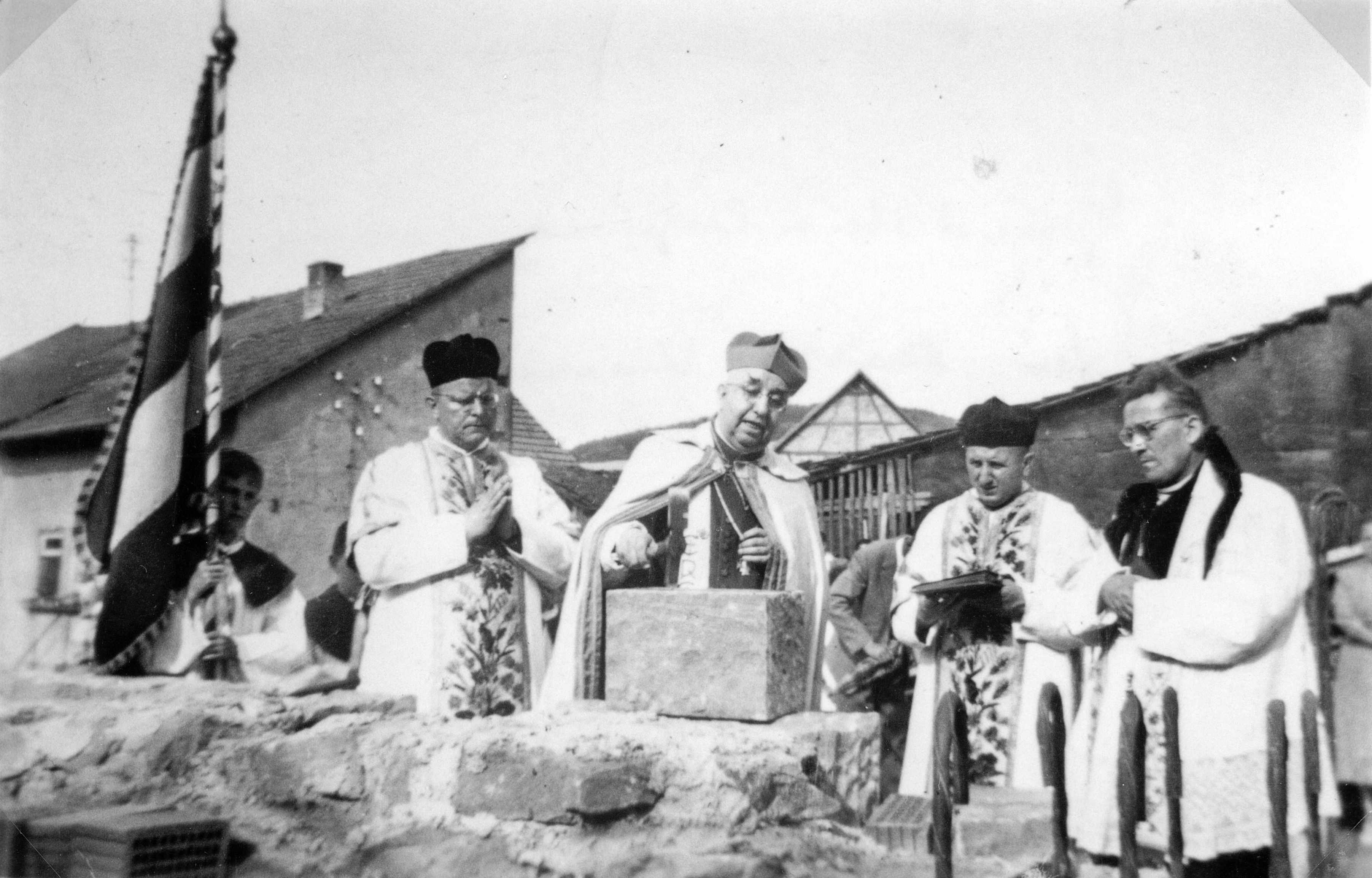 Grundsteinlegung der katholischen Kirche am 13. Juli 1958